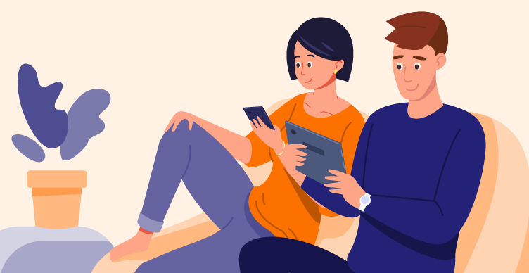 Un hombre y una mujer felices usando una computadora portátil